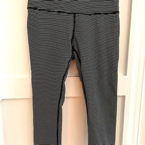 Lululemon crop leggings 23 inch. Black and white stripe, Size 8